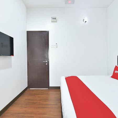 Oyo 90869 Hotel Madeena Inn سيبانغ المظهر الخارجي الصورة