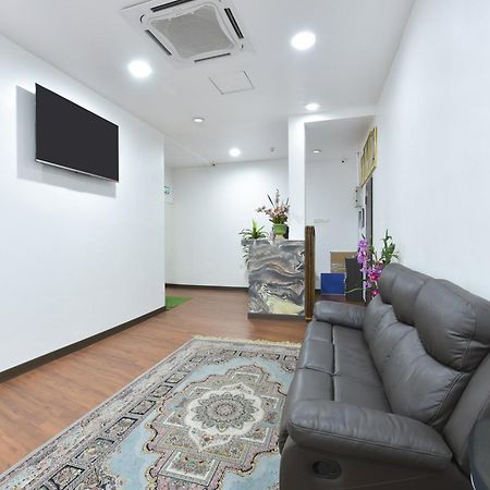Oyo 90869 Hotel Madeena Inn سيبانغ المظهر الخارجي الصورة
