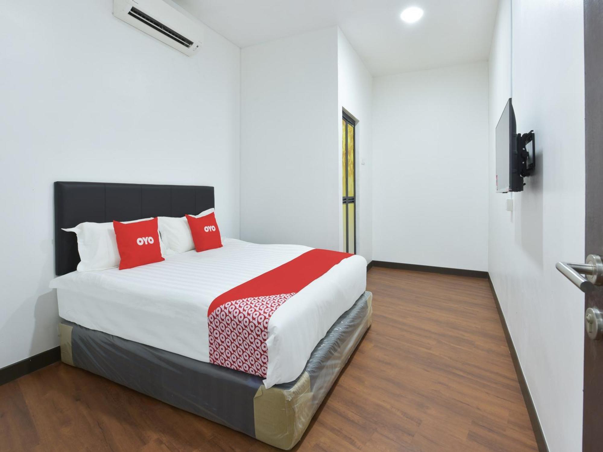 Oyo 90869 Hotel Madeena Inn سيبانغ المظهر الخارجي الصورة
