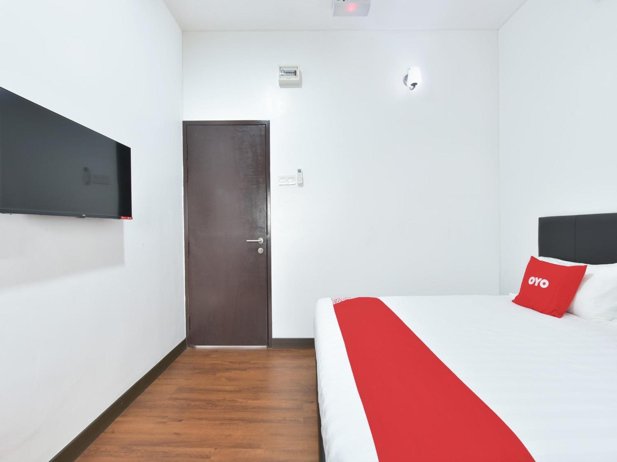 Oyo 90869 Hotel Madeena Inn سيبانغ المظهر الخارجي الصورة