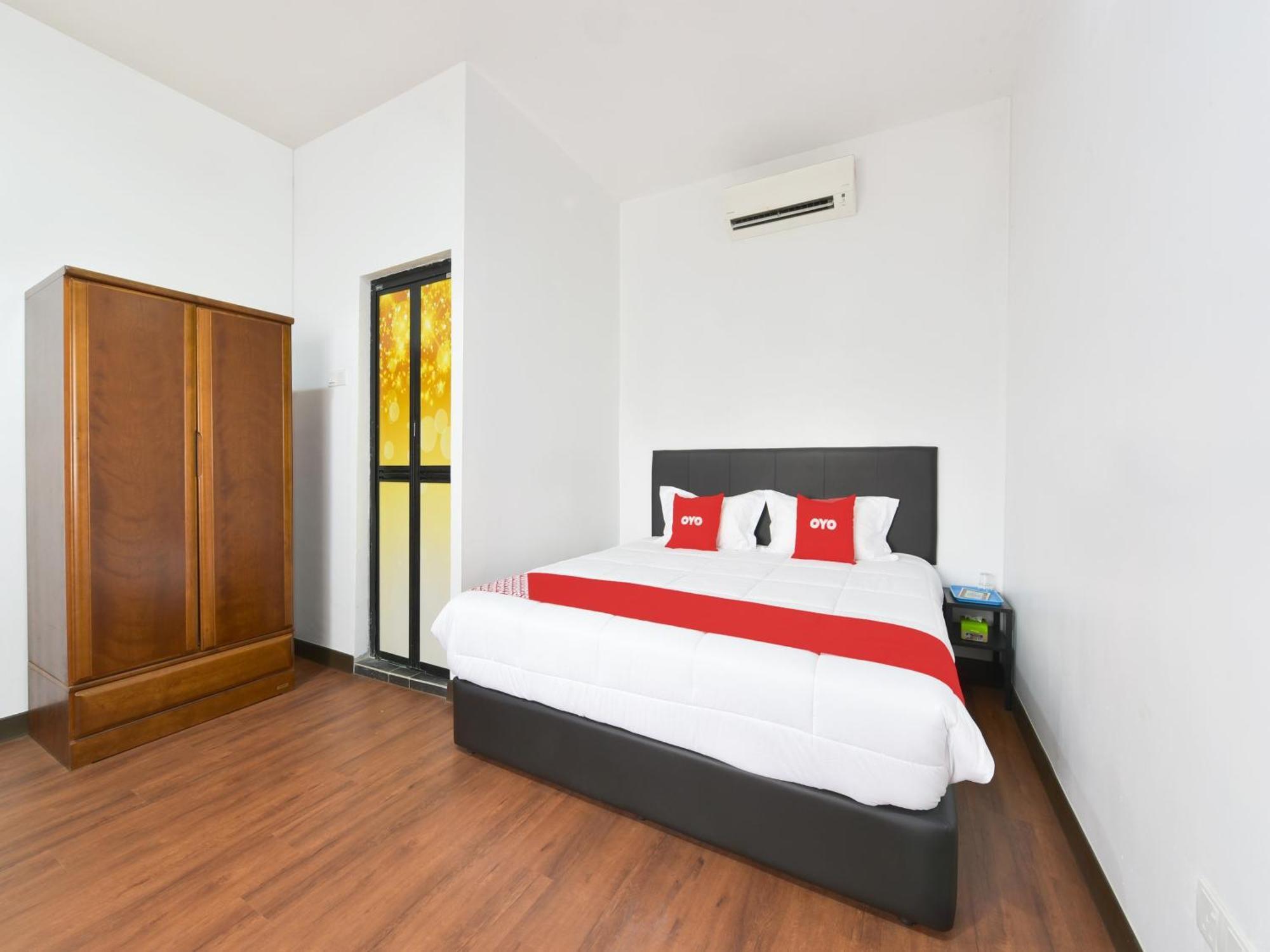 Oyo 90869 Hotel Madeena Inn سيبانغ المظهر الخارجي الصورة