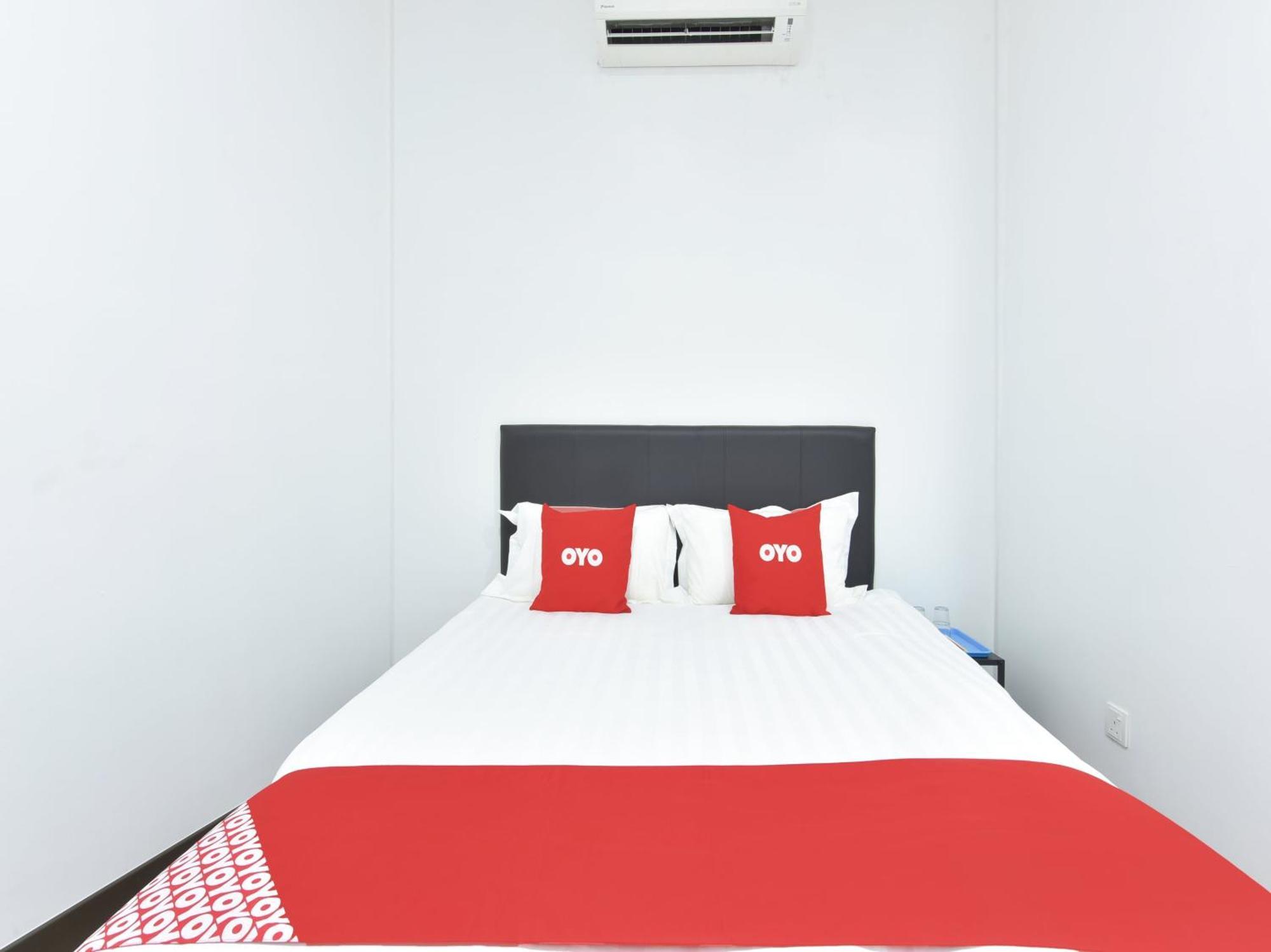 Oyo 90869 Hotel Madeena Inn سيبانغ المظهر الخارجي الصورة