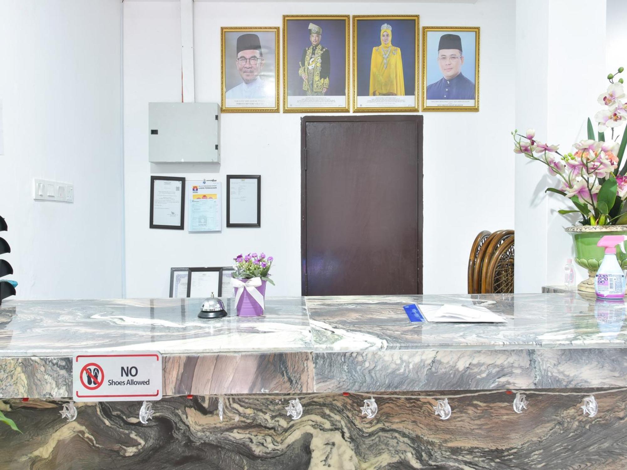 Oyo 90869 Hotel Madeena Inn سيبانغ المظهر الخارجي الصورة