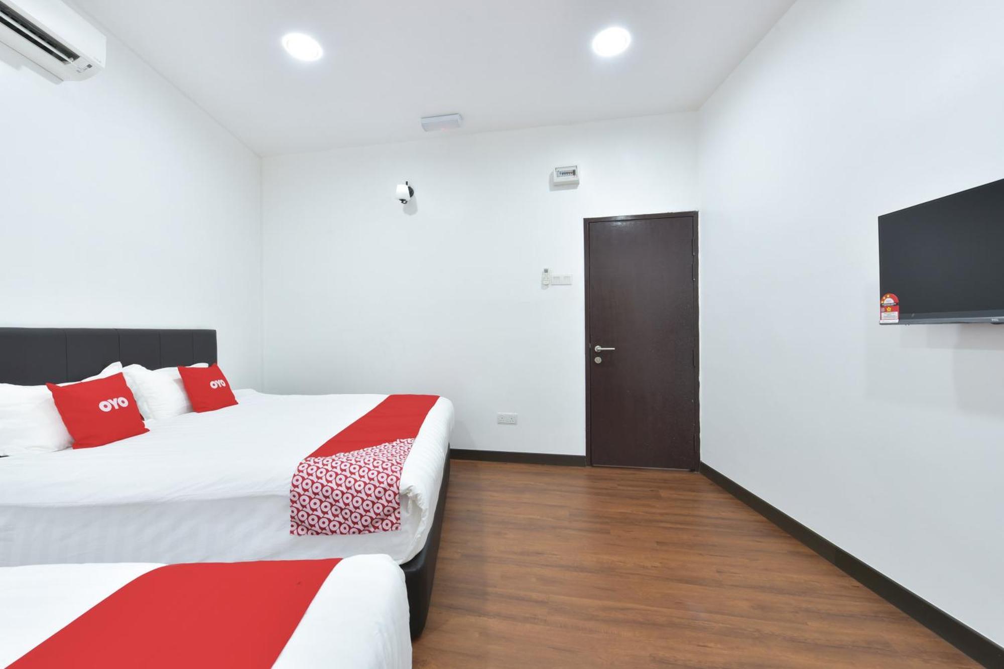 Oyo 90869 Hotel Madeena Inn سيبانغ المظهر الخارجي الصورة