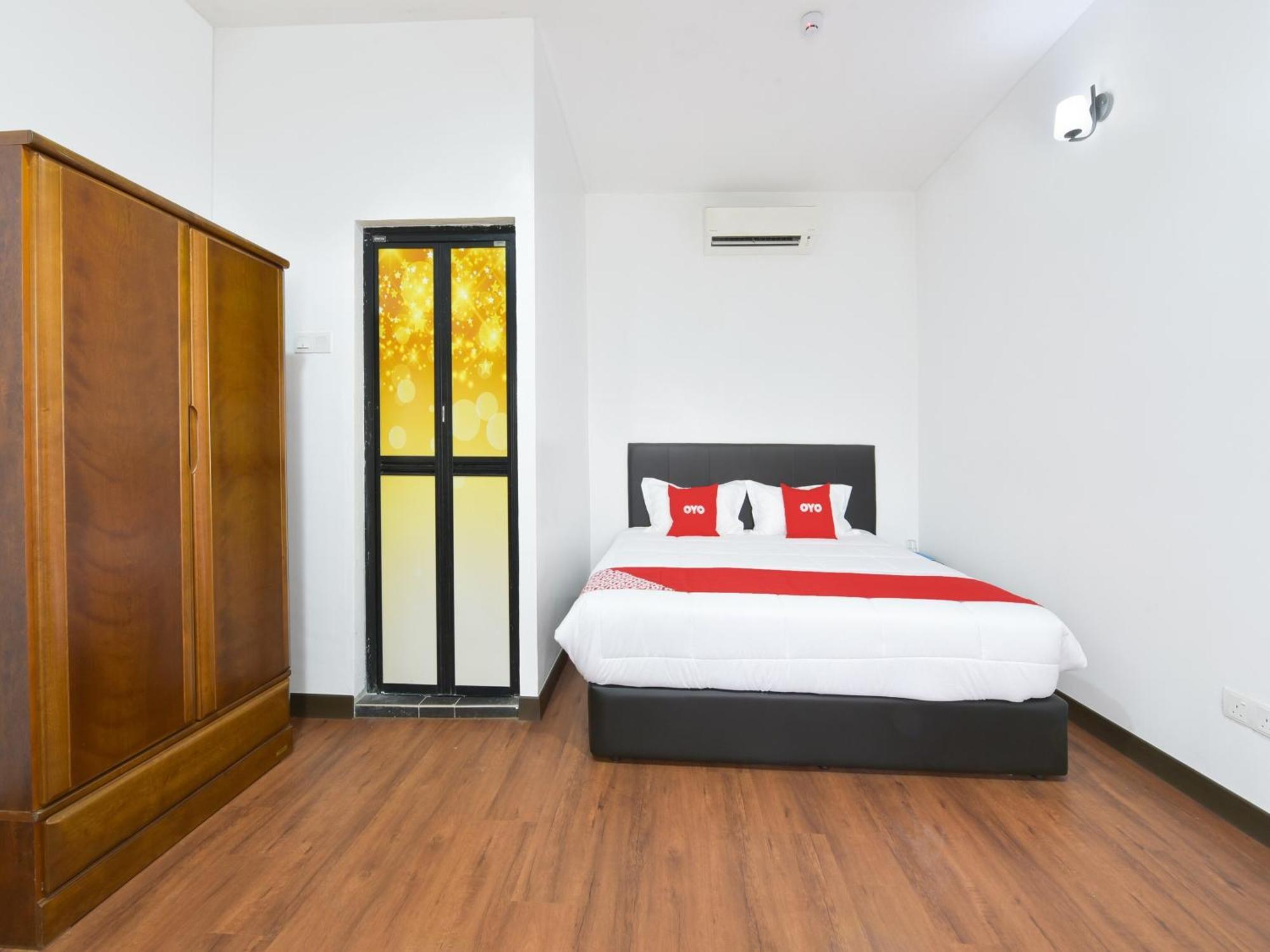 Oyo 90869 Hotel Madeena Inn سيبانغ المظهر الخارجي الصورة